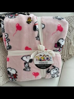 Peanuts Pink Snoopy VelvetSoft Blanket with Heart Balloons